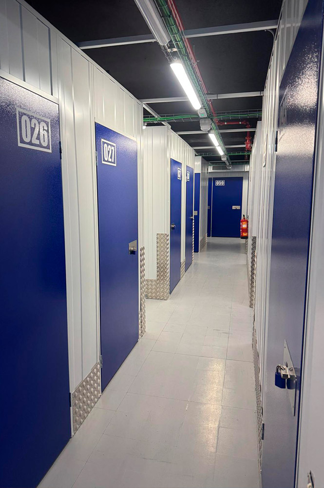 Pasillo de trasteros en Elite Space BCN cerca de Horta Barcelona